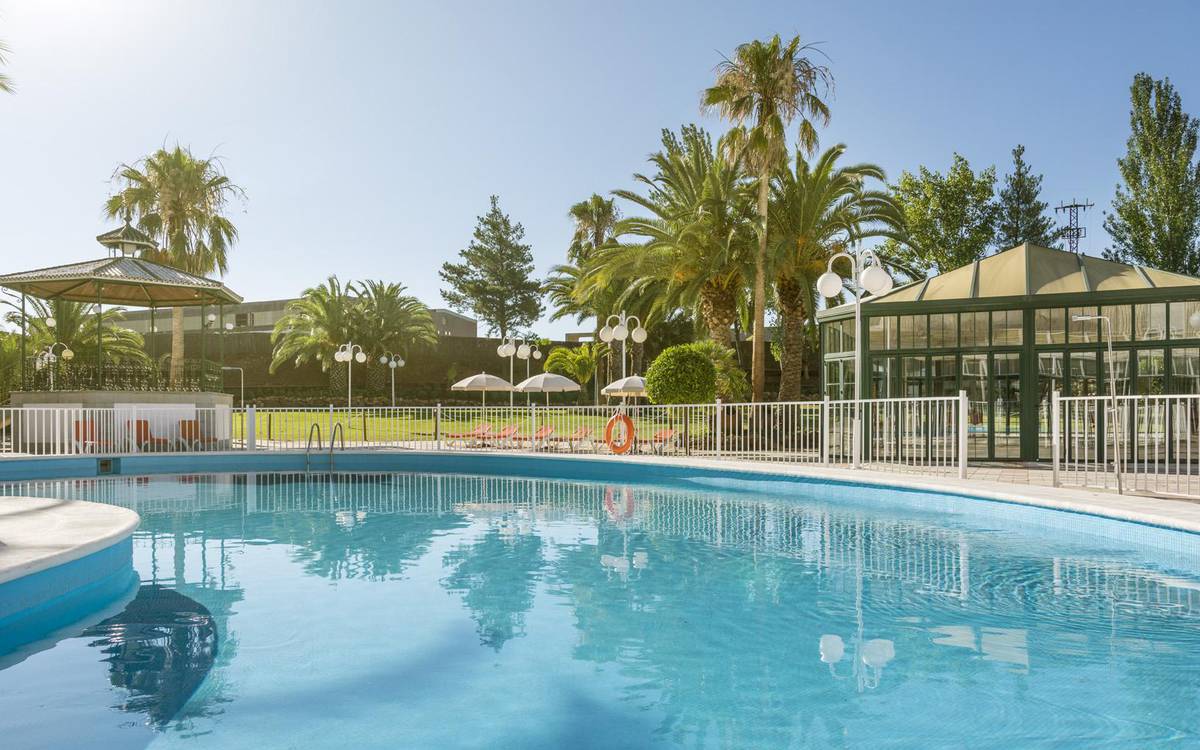 Piscine-solarium Hotel ILUNION Las Lomas Mérida Piscine-solarium Hotel ILUNION Las Lomas Mérida